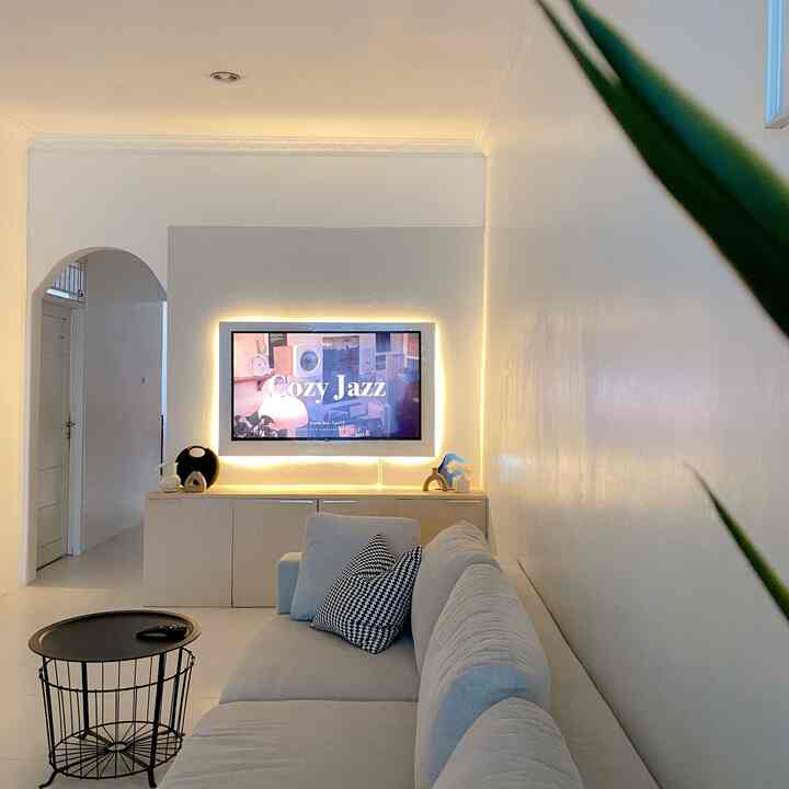 Backdrop tv ini adalah salah satu dari beberapa item decor yang low budget dirumah ini..backdrop ini aku desain sendiri dan minta dibikinin sama tukang (bukan tukang kitchen set ya)..aku beli materialnya sendiri mulai dari multipleks, kertasive untuk pelapisnya, handle gold dan lampu LED..kalau pesan di tukang kitchen set ini estimasi di 10jt’an, karena aku bikin sendiri, total pengeluaran di 3,5 jt’an aja..jauh lebih hemat kan? :) #MaterialRenovasi #MaterialMurah #BackdropTv #Kertasive #HandleGold #LampuLED #LivingRoom #DecorLowBudget