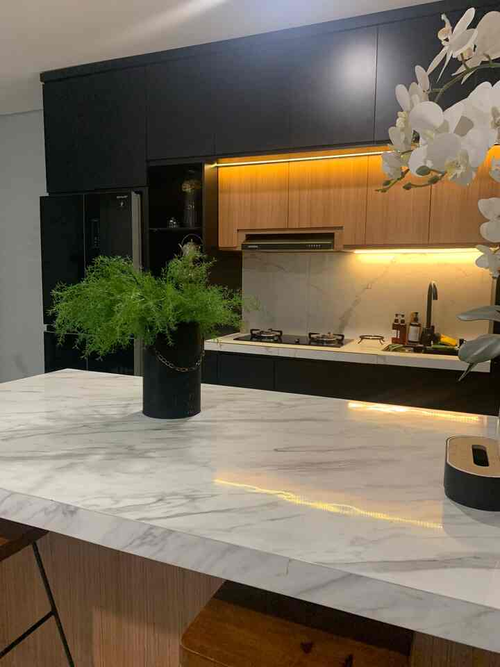 Material di nasr.living yang menurut kami ramah dikantong dan hasilnya cakep adalah pemakaian material hpl motif marmer ini untuk meja island dan backdrop tv, kesannya cakep tp untuk pemakaiannya diaesuaikan. Dan wpc backdrop menurut kami juga bagus dan ekonomis menimbulkan kesan yang elegan, dan material berikutnya adalah granite motif wood, looksnya tetep warm tp perawatannya mudah dan tidak mudah tergores barang.
#MaterialRenovasi
#MaterialMurah
#hplmarmer
#wpc
#granitemotifwood
#nasrliving