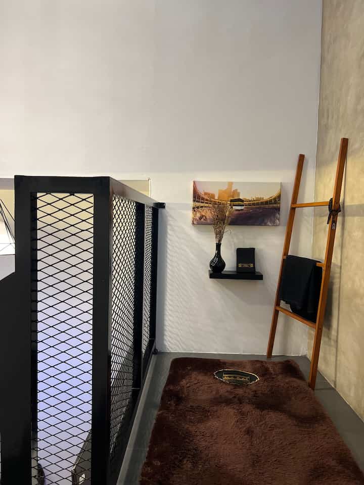 Material Affordable ✨

Di antara item dekoratif affordable yang ada di #BruwnHouse antara lain aku pakai di prayer area ini. Standing hanger yang bisa muat untuk mukenah dan sarung, rak kabinet hitam yang terkesan 'mewah' padahal low budget, bunga dan vas kering sebagai pemanis. Semoga menginspirasi 🫶🏻

#MaterialRenovasi
#MaterialMurah
#RakDinding
#RakKabinet