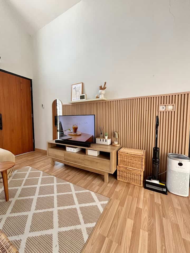 untuk mengubah suasana ruangan ini, aku mengeluarkan budget sebanyak 5jt aja loh  🥳
disini material yang aku gunakan wallpanel & lantai parket. cuma menambahkan 2 item aja ruang tamuku jd berubah menjadi lebih hangat dan makin estetik 🤎
oiya untuk alasan aku knp pilih lantai parket? itu karena lantai parket lebih bagus daripada SPC yah temen2. jadi lebih awet juga ☺️
berikut ak share rincian Budgetnya yah:

Budget Lantai Parket
• lantai parket (L 13,75 m2) 2.420.000
• plint 700.000
• under layer foam 70.000
total 3.190.000

Budget Wallpanel
• wallpanel (20 pcs) 1.600.000
• L Bar (2 meter) 300.000
total 1.900.000

total keseluruhan Rp 5.090.000,-
total budget ini belum termasuk ongkos jasa tukang pasang & ongkos kirim produknya yah temen2 ☺️

#MaterialRenovasi #MaterialMurah #Wallpanel
#LantaiParket #Livingroom