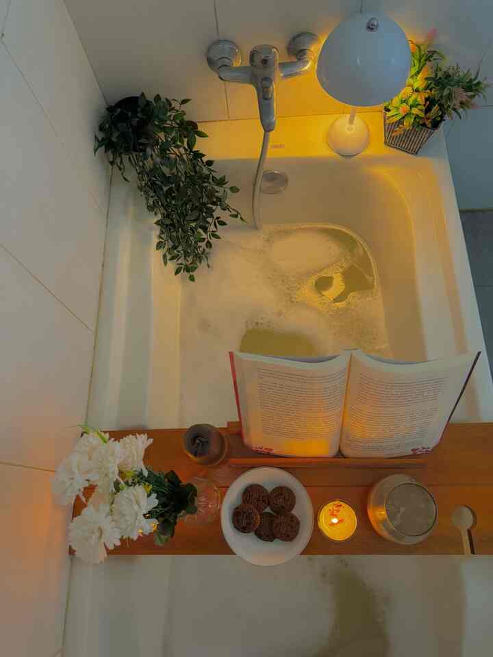 Cozy Night Vibes ; Bath Night ㅤ🫧✨🌗

Suasana hangat adalah pilihanku di rumah, 
Apalagi saat melakukan me time seperti ini di bathtub. 
Ditemani cahaya temaram, dengan lampu remang remang dan lilin lilin aroma terapi. 

Lampu yang ku pilih untuk menemani me time ku adalah lampu bunga kuncup ini,
Tanpa kabel, karena kamar mandiku tidak ada colokan, dan warna warna lampu ini temaram ✨

Cahaya lilin aroma terapi membuat suasana semakin hangat tetapi juga membuat semakin relax dengan aromanya.  

Pencahayaan benar-benar mempengaruhi ambience 🫶

#LampuRumah #InspirasiLampu #NightVibe #LampuMurah 