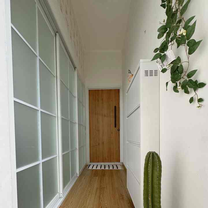 SPILL budget dan material
foyer (idr.) :
- Lantai luasan 3m2 pakai vinyl stiker kayu 22pcs x 13.500
- Rak sepatu 4tingkat ace hardware 1.400.000
- Tanaman kaktus asli 150.000
- Tanaman tiruan juntai 100.000
- Keset 50.000

TIPS estetik : pilih material dalam sebuah ruangan selain untuk keindahan namun tetap fungsional seperti dalam ruangan ini rak sepatu tertutup, selain menjaga kerapian juga berfungsi sebagai wadah menaruh printilan estetik lainnya.

#materialrenovasi
#materialmurah
#idedekorasifoyer
#terasestetik
#lantaivinylkayu
