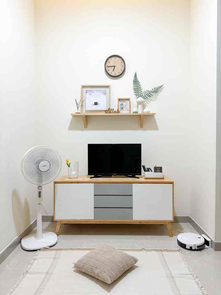 Dekorasi ruang TV start from 4000rb.an 🌷

Nowadays, untuk mendokari rumah gak perlu takut barangnya mahal atau ditunda-tunda karena budgetnya belum cukup.
Karena banyak sekali pilihan perlengkapan untuk mendekorasi rumah yg harganya terjangkau juga budget friendly, tinggal kitanya lagi mau pilih yg mana.

Di ruang TV ini mba rimara share beberapa printilan dekorasi yg harganya mulai dari 4000rb.an sampai yg paling mahal gak sampai 200rb.

Semoga menginspirasi 💕

#MaterialRenovasi #MaterialMurah #AmbalanKayu #WoodTVCabinet