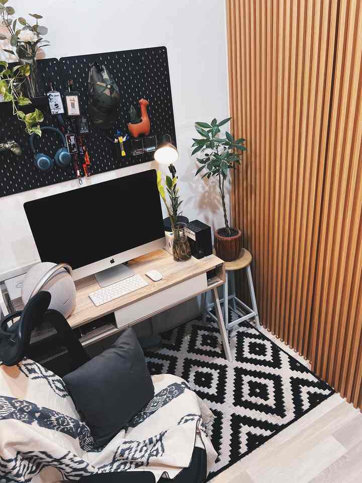 Halo Tetangga Kimkim 👋🏻

Ruang kerja ini awalnya kamar tidur tamu berukuran 3x3m. Untuk merenovasi menjadi ruang kerja & storage room menghabiskan budget sekitar 10jt rupiah (termasuk perintilan papan skadis & pintu storage room, tidak termasuk PC & meja kerja)

Lantainya diganti dari keramik 30x30 cm menjadi lantai SPC warna vanilla maple

Untuk partisi storage room menggunak wallpanel yg di lapisi multiplex 

Karena ruangannya kecil, jadi saya memilih menggukan cat warna putih agar tidak telalu sempit 

Pintu storage ini selain berfungsi sebagai pintu pembatas, tetapi juga sebagai walldecor agar terlihat tidak monoton dan juga estetik. 

#MaterialRenovasi
#MaterialMurah
#LantaiSPC
#Wallpanel
#CatDindingPutih