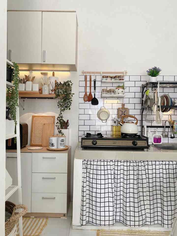 Intip Material Dapur Affordable yg aku pakai 

Hi tetangga 👋🏻

Dapur mungil ini dominasi warna putih dan kayu, untuk area table topnya aku pakai lantai granit ukuran 60cm hrg sekitar 120an ribu, aku pakai gak sampai 3 buah, untuk backsplash aku lapis aja pakai wallpaper vinyl yg aplikasinya mudah banget krn peel and stick jd tinggal tempel aja. Untuk hrg affordable bgt sih 9rb an aja

Untuk kitchen set yg aku pakai cuma 1,1 jutaan udah termasuk cabinet gantung dan cabinet dibawah. Bahannya juga tahan lama, krn aku udah cukup lama juga pakai merk ini ya

Gmn menurut temen2, cantik gak harus mahal kan yaah 🫶🏻

#materialrenovasi
#materialmurah
#kitchensetmurah
#granitetile
#lampusensorgerak
#rakgantung
#tanamanhiasjuntai
