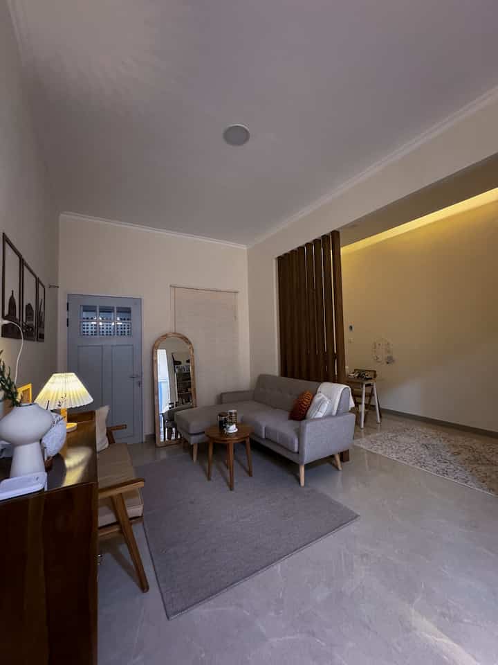 Night Vibe in our living room 🛋️ 

Kalau malam hari, mba rimara & suami lebih suka suasana yg lampunya temaram/ warm.
Jadi biasanya kami menyalakan lampu LED strip yg ada di plafon rumah.

Suasana malam seperti ini memberikan nuansa hangat & nyaman.

Kalian jg bisa menggunakan lampu downlight dgn warna warm atau standing lamp sebagai pilihan selain lampu led strip & lampu meja.

Semoga Menginspirasi 💕

#LampuRumah #InspirasiLampu #NightVibe #LampuMeja