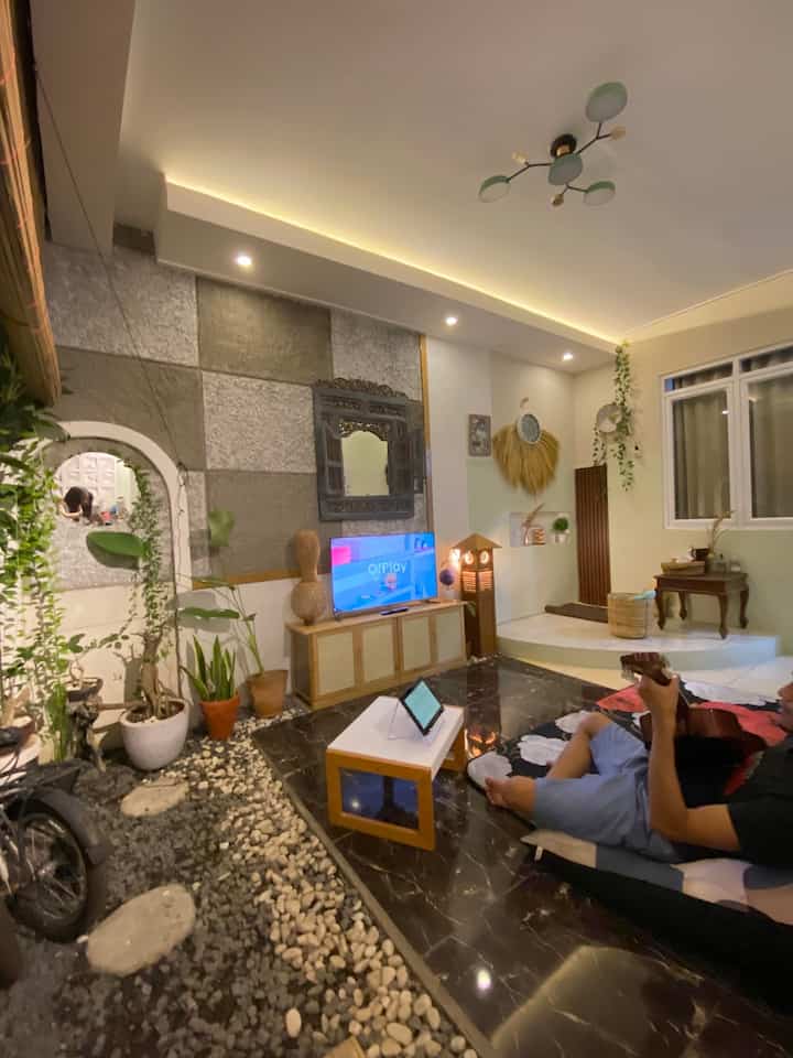 Beginilah suasana malam di Omah.piye
Kami menyukai ruang terbuka yang berdampingan dengan taman untuk menambah kesejukan saat menikmati malam. 

Penataan living room dibuat menjadi senyaman Café, untuk itu lighting berperan penting.
Penempatan lampu warm light di setiap sudut ruangan dan furnitur woody mendukung night vibe rumah ini.
 
#LampuRumah #InspirasiLampu
#NightVibe #LivingRoom #Terrace
#TinyHouse #InspirasiDekor #lampugantung #tropicalmodern #interiorantik 