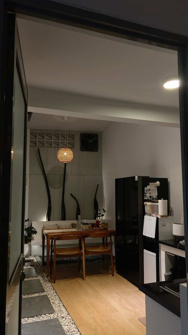 Backyard Awhouse.

kita punya sisa lahan di halaman belakang yang kita jadikan kitchen dan dinning area, rata rata di area rumah termasuk area belakang ini kita pakai lampu warm white ada beberapa spot lampu dirumah ini, untuk area dinning & kitchen kita punya satu lampu downlight, lampu gantung dan lampu sorot.

menurut kami pencahayaan dirumah terutama pada malam hari itu penting juga, dan kita mau ciptain ambience yang homey dengan memilih warna warm white.

#LampuRumah #InspirasiLampu #Nightvibe #bacyard #backyardhome #dinningroom #kitcheninspo #lampurumah #lampugantung #lampurotan #lampudownlight #lampumalam #nightvibeshome