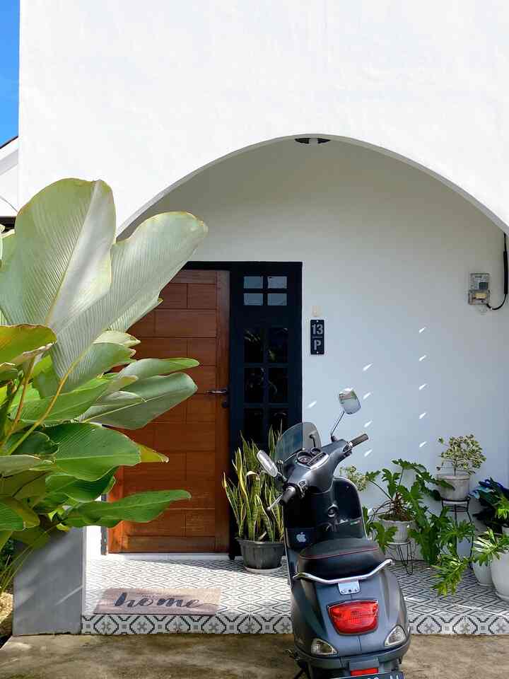 Material Rumah Low Budget

Nomor rumah yang berbahan akrilik kami pilih karna modelnya yang simple,harga yang terjangkau dan pemasangan juga relatif mudah

Meja dapur mengunakan granit agar menghemat biaya,karna tampilannya juga tidak kalah menarik.

Keramik kamar mandi dipasang tinggi keatas dengan tujuan agar dinding tidak mudah mengelupas,selain itu juga karna keramik yang kami gunakan masih terjangkau di bandingkan keramik dengan tampilan serupa yang harganya jauh lebih mahal.

Keramik teras dengan motif,keramik ini harganya ramah di kantong,dengan adanya corak dan warna yang masih senada dengan warna fasad rumah membuat teras kami terlihat lebih menarik.
#MaterialRenovasi
#MaterialMurah
#NomorRumah
#KeramikMejaDapur
#KeramikKamarMandi
#KeramikTeras

