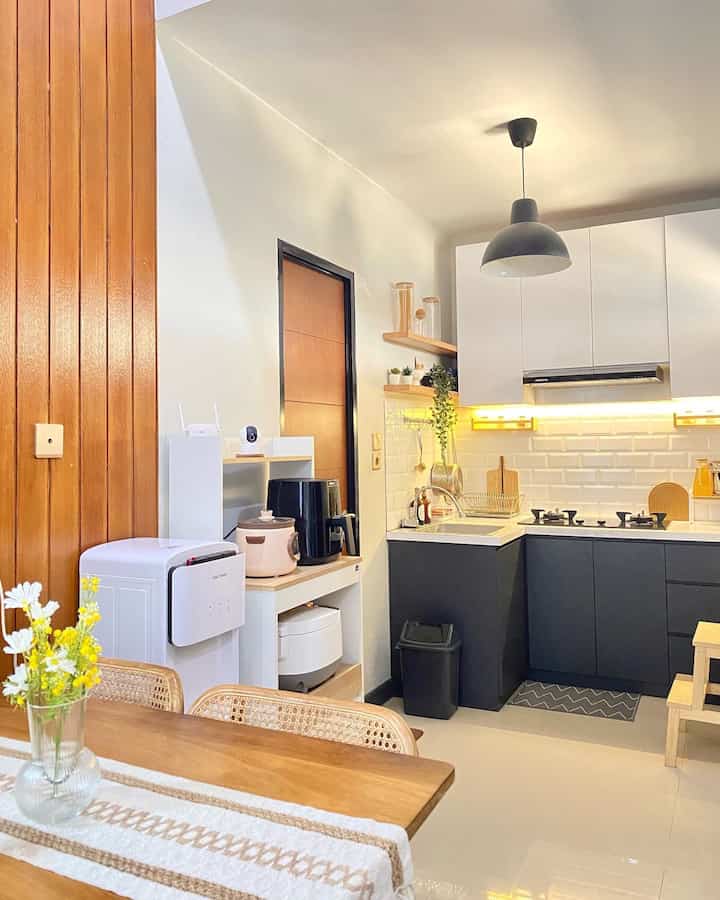 Dapur minimalis
Dapur ini dibuat awal tahun 2021 dengan budget 9,3jutaan untuk kitchen set atas bawah & rak ambalan. Untuk menghemat budget kami memakai HPL Taco, top table menggunakan granit tile. Serta untuk rice cooker, air fryer, dll kami menambahkan rak dapur supaya barang-barang elektronik tetap tertata rapi. 

#MaterialRenovasi #MaterialRumah #RakDapur #KitchenKabinet #KitchenSet #TableRunner #PenirisMinyak #SutilSilikon 