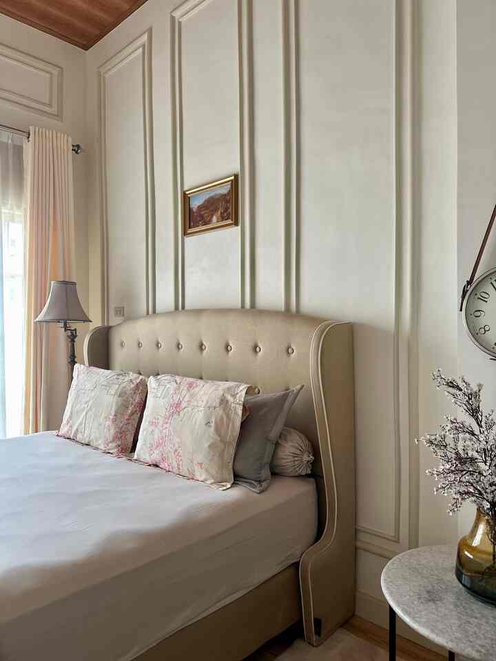 Moulding di kamar ini menggunakan bahan dari kayu yang langsung dipasangkan di dinding kamar agar terkesan lebih estetik dan low budget, kemudian di finishing menggunakan cat duko

#materialrenovasi #materialmurah #mouldingkayu #inspirasikamartidur #bandaaceh #livewithkids 