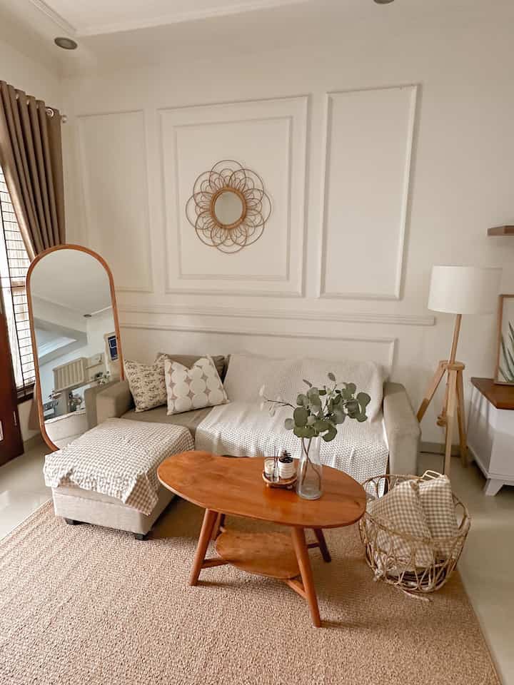 Di ruang tamu ini kita menggunakan wall moulding. Wall moulding yang kita pasang di ruang tamu ini kita pasang sendiri loh😁dengan budget under 500 ribu bisa bikin ruang tamu ini jd lebih cantik🤎


#MaterialRenovasi
#MaterialMurah
#moulding #Mouldingruangtamu
