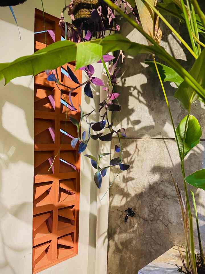 Material ramah kantong, namun bikin ruangan estetik versi aku!✨

1. Roaster: Secara fungsi untuk mengontrol udara yang masuk atau keluar dari suatu ruangan namun roaster juga dapat memperindah ruangan dikarenakan dari segi model nya juga berbagai macam, per 1pcs ini di harga sekitar 15.000-20.000.

2. Perforated: Perforated merupakan lembaran logam yang telah secara manual atau mekanis dicap atau ditekan untuk menciptakan pola seperti lubang, slot atau bentuk dekoratif lainnya. Plat Perforated juga banyak digunakan sebagai penutup speaker, dan dapat juga sebagai dekorasi ruangan. Kali ini kami menggunakan bahan perforated untuk railink tangga dan pintu bawah dapur dikarenakan cocok dengan konsep industrial dirumah kami.

3. Rak Tanaman: Kami membuat sendiri Rak Tanaman bertingkat ini dengan bahan dasar besi yang di cat berwarna hitam dan putih. 

4. Ambalan Kayu: Pada dapur, kami menggunakna kitchen set atas terbuka dengan ambalan kayu solid lembaran dan besi untuk penyangga.

 #MaterialRenovasi
#MaterialMurah
#Perforated
#AmbalanKayu
#RumahIndustrial
