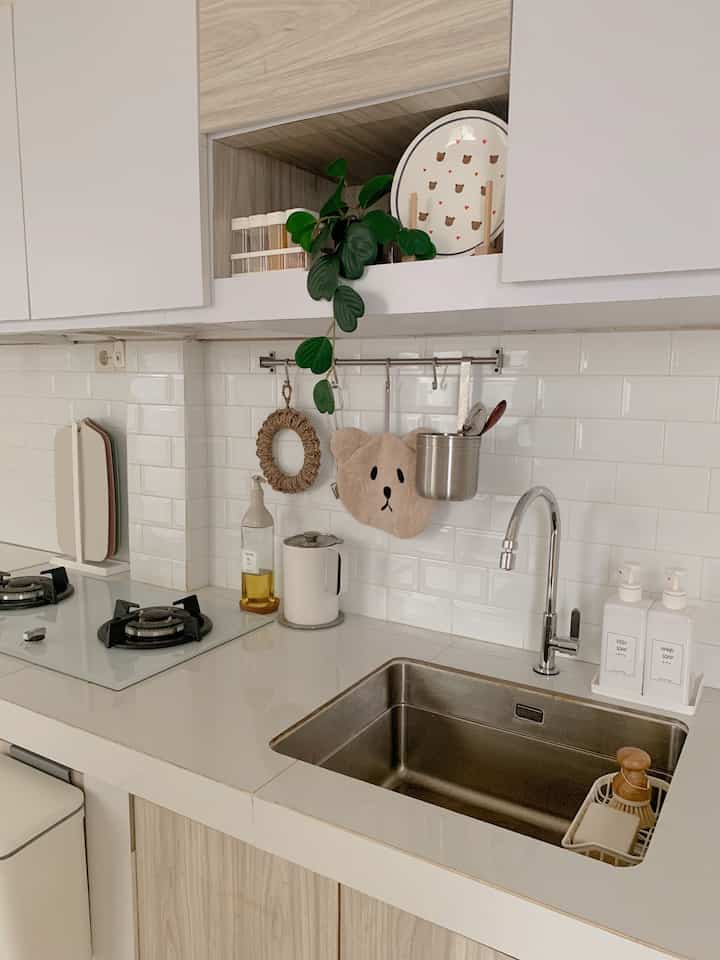 Beberapa material low budget yang saya gunakan untuk dapur, kamar tidur, pintu kamar mandi dan kulkas .
- Untuk meja dapur, saya menggunakan meja cor semen dilapis granit putih glossy sehingga biaya lebih murah dibandingkan menggunakan solid surface.
- Lantai kamar tidur, saya menggunakan granit motif kayu yang ukurannya 15x80cm sehingga jika dilihat menyerupai bahan vinyl.
- Menggunakan pintu kamar mandi dari bahan pvc yang harganya terjangkau dan awet.
- Awalnya kulkas berwarna hitam, agar sesuai dengan tema warna dirumah, saya makeover kulkas dengan kertasive.
#MaterialRenovasi
#MaterialMurah
#KeramikKamar
#PintuKamarMandi
#MejaDapur
