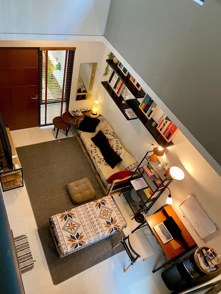 #materialrenovasi #materialrumah #batusplit #jotunmorningfog #jotun Pilih cat Jotun Morning Fog, warna putih gading yang kalem dan elegan. Meskipun di awal lebih mahal, Jotun adalah investasi jangka panjang. Pengalamanku sering pengen coba ganti merk cat yang lebih murah, ternyata malah boros karena cepat rusak dan harus dicat ulang. Dengan Jotun, kualitasnya awet dan ujung-ujungnya lebih hemat. Untuk area bathtub, aku pakai batu split yang murah tapi cantik, memberikan sentuhan industrial yang keren dan alami. Kombinasi ini bikin rumah lebih estetik dan cozy!