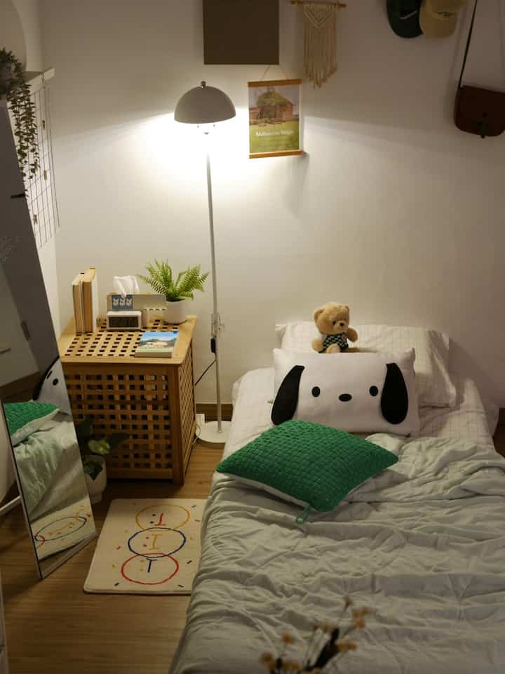 Kaya gini nih suasana kamar aku di malam hari 🌝 Honestly, I enjoy my room way more at night. I’m not a big fan of ceiling lamps (hampir nggak pernah aku nyalain🥲) instead, I fill the room with cute ambiance lamps. Aku punya 5 lampu ambiance: 3 floor lamps, 1 pleated lamp, dan 1 led lamp yang aku pasang di bawah rak buku. Cahaya warm light dari lampu-lampu ini bikin kamar jadi jauh lebih cozy di malam hari🌃🩵

#lampurumah #inspirasilampu #nightvibe #lampubaca #lampulantai #pleatedlamp #dalkomspace