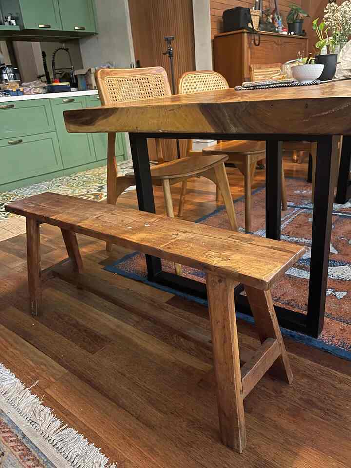 Salah satu tips mendekor rumah dengan budget yang ramah di kantong dari kami, adalah konsep daur ulang. Kami mendapatkan bench ini dari lelang bekas coffee shop yang tutup. Beberapa karpet,runner dan keset di rumah buaran juga kami dapatkan dari thrifting, alias barang second.
Tak usah malu menggunakan barang thrifting, selama barangnya secara kualitas layak pakai, sesuai dengan konsep rumah, dan yang pasti hemat di kantong.
Material lain yang kami gunakan adalah keramik kamar mandi ini. Harga per meternya hanya sekitar 50rb. Tipsnya adalah cari motif yang jangan terlalu ramai, less is more😃

#Materialrenovasi #MaterialMurah #Benchkayu #Karpetrumah #Dekormurah #Dekorbudget #rumahtropis 