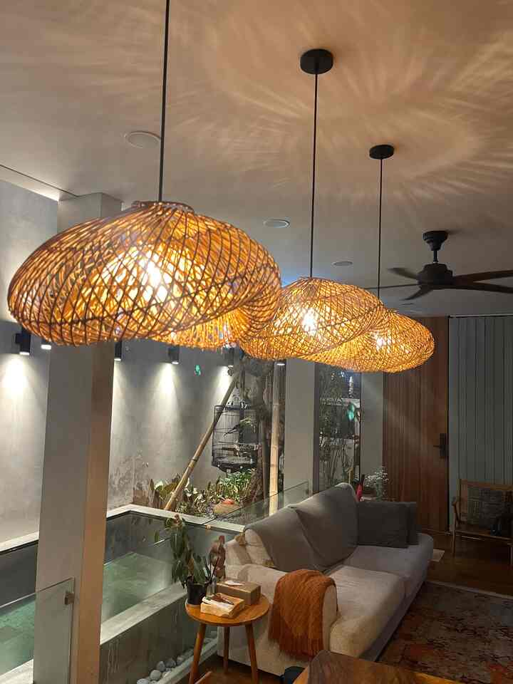 Night vibe di rumah buaran tidak lepas dari pemilihan warna lampu. Kebanyakan memang menggunakan lampu kuning, namun di beberapa spot kami kombinasikan dengan lampu putih, salah satunya lampu sorot di area kolam renang ini. Pemilihan warna lampu ini juga seringkali jadi pemandangan yang seru dari permainan cahayanya

#LampuRumah #InspirasiLampu #Nightvibe #RumahBuaran #RumahTropis #IdeLampu