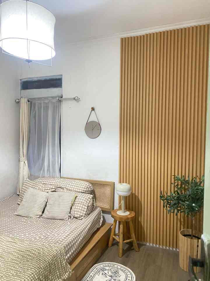 Halloo perkenalkan aku adiba dari rumah dinas pedesaan
Karna aku tinggal di rumah dinas yg bukan punya sendiri pasti banyak yg menyayangkan ngapain kok di dekor, apa ga sayang uangnya?
Mereka yg bilang bgtu belum tau klo barang barang yg ada di rumah ini kebanykan hasil DIY dan nemu barang yg murce murce di marketplace
Contohnya :
Slide 1 ada kamar tidur aku yg dipannya itu hasil DIY aku pakein stiker dari kertasive dan headboardnya jg hasil kreasi sendiri dengan anyaman rotan serta bingkai kayu yg sudah tidak terpakai lagi. Daripada beli nakas yg mahal, aku pilih stool kayu jati sbelah tempat tidur untuk meletakkan lampu tidur, ga kalah estetik kan

Slide 2 : 
Semua ruangan aku pake dari lantai vynil murah dengan perlembarnya cuman 7 ribu loh tapi bkin looks jadi cozy and warm, right?

Slide 3 :
Dikirain dapur estetik aku ini pasti mahal, tentu tidak. Backsplashnya pun aku pake dari stiker seperti motif keramik 😍😍

Slide 4 :
Menemukan banyak printilan murce nan estetik di marketplace contohnya bantal duduk cuman harga 30 ribuan aja, tempat sampah estetik yg looksnya tidak seperti tempat sampah, capstock kayu jati murah yg harganya cuman 100 rb an 
#MaterialRenovasi #Materialmurah #wallbattendinding #backsplashdapur #lantaivynil