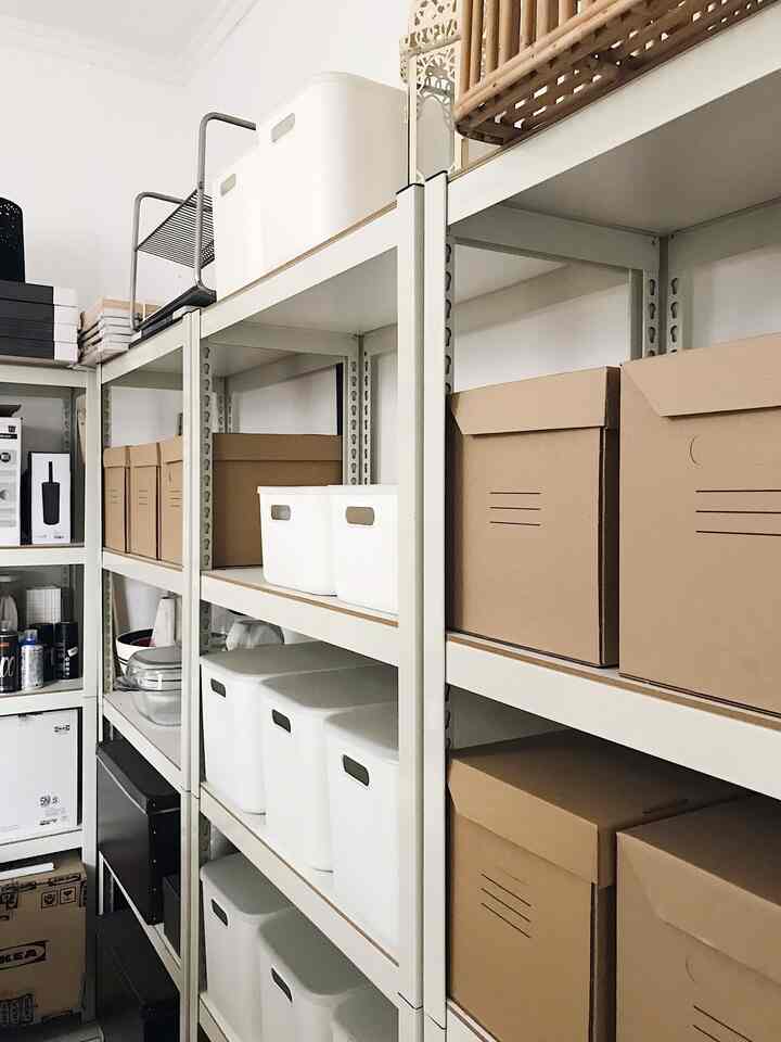 Renovasi jaman sekarang banyak pilihan material yang bisa dipakai. Dengan harga material yang tidak terlalu mahal tapi hasilnya bisa jadi bagus & terlihat berbeda. Ingin furniture lama jadi baru lagi bisa pakai pvc interior sheet seperti yang aku pakai untuk buffet. Aku banyak pakai untuk make over furniture-furniture yang udah buluk di rumah. Triplek aku pakai untuk pintu kichen set coran lalu dicat dan diberi gagang pintu. Selain itu, triplek aku pakai untuk membuat partisi mushola. Dibentuk kisi-kisi hexagonal supaya terlihat lebih mewah. Untuk kamar mandi, karena 7 tahun lalu di daerahku ga nemu subway tiles, jadi aku pakai keramik murah ukuran 25x20cm lalu dipasang dengan motif ala subway station. 
Untuk area gudang, aku pakai rak dengan material besi karena kuat, tahan lama, bisa menopang beban yang sangat berat dan adjustable tinggi tiap raknya.

#MaterialRenovasi #MaterialMurah #triplekidea #pvcinteriorfilm #midcenturymodern #homeinspo #ikeahome