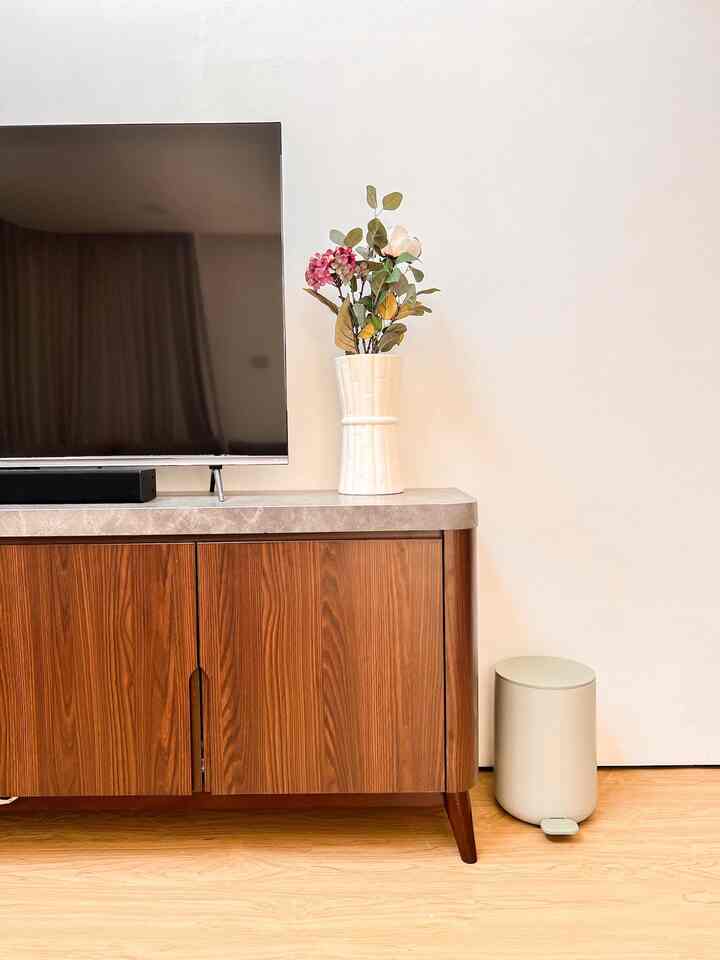 Pemilihan material memang penting dalam membangun rumah, karena kadang dengan material yang tepat, kesan hangat dan nyaman dapat tercipta.

Lantai ruang tamu dan kamar di @zenhouse.id menggunakan Vynil Taco - Warm Cherry yang udah bikin kami jatuh cinta pada pandangan pertama.

Lalu area laundry room, kami pilih menggunakan paving block agar budget friendly. Doakan nanti bisa pasang Runnen Ikea ya keluarga @zenhouse.id🥰😘

Ohiya, karena kamar kami di belakang, jadi suka gak kedengeran kalo ada mamang paket. Alhasil, dipasanglah bel yang super gampang penggunaannya. Tinggal tempel, colok, atur bunyi bel, dan voilaaaaa bisa dipakai deh🫶🏻

Bonusnya, ada banyak spill produk di episode kali ini🌼🖤

Salam sayang,
MinZen✨

#MaterialRenovasi #MaterialMurah #LantaiVynilTaco #PavingBlock #inspirasirumah #homedeco #homeinspo #rumahestetik