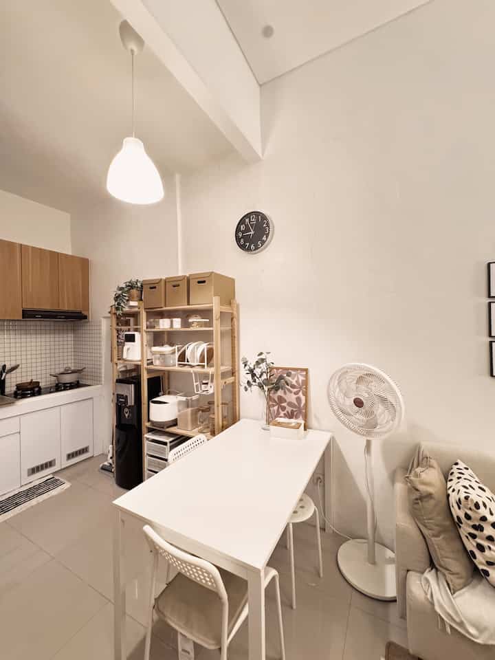 Hai tetangga .. 
Kali ini aku mau share night vibe dihomeykei
karena ruang makan dan ruang tamu ku menyatu jadi aku putuskan utk memakai lampu gantung dengan warn yg warm , dan lampu lantai dari ikea dengan warna yang warm juga . utk keseluruan ruangan dihomeykei aku menggukan mode lampu yg warm karena aku ingin menciptakan mood yang hangat dan cozy utk beristirahat dirumah setelah seharian beraktifitas diluar . 
option lainnya aku menggunakan mode lampu light hanya pada ruang tamu itu pun jarang banget aku gunakan keseringan aku kalo malam hari aku gunakan mode warm dari lampu yg ada di sudut2 rumah. 

semoga menginspirasi ✨

#LampuRumah
#InspirasiLampu
#NightVibe
#lampugantung
#lampulantai
#lampuruangmakan
#lampuruangtamu
#japandistyle
