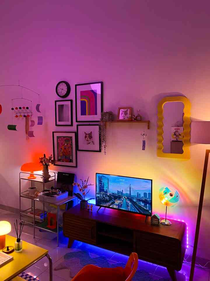Ini suasana ruang tamu kami kala malam hari, penuh ambience yang ceria berkat efek lighting yang colorful ✨

Lighting warna-warni gini bagi kami cukup aesthetic ketimbang lighting satu warna 🎨

Untuk menciptakan lighting seperti ini, kami memakai sejumlah lampu dekoratif, mulai dari lampu berbentuk jamur berwarna oranye, project lamp, lampu gantung berbentung lampion, hingga standing lamp💡

#LampuRumah #InspirasiLampu #NightVibe #lampu #lampugantung #lampuruangtamu #lampulantai #midcenturymodern #depok