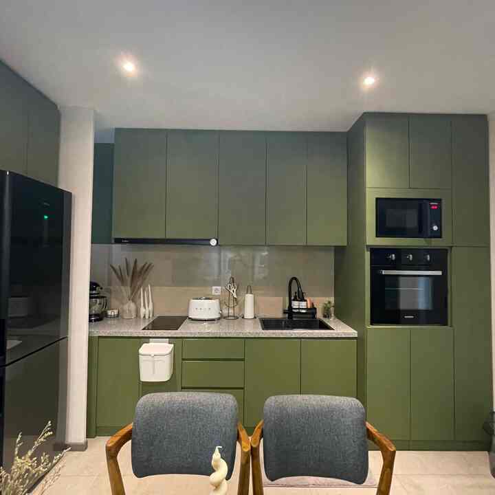 Untuk kitchenset supaya lebih affordable saya menggunakan HPL dan Solid surface table
top motif abu-abu putih, dan untuk kamar mandi saya pakai pintu dengan engsel pivot supaya lebih murah dan tidak makan tempat untuk buka tutup pintunya, dinding kamar mandi juga memakai keramik hanya di 1 sisi supaya menarik perhatian dan menekan budget..juga saya menggunakan floating rack untuk tempat sabun shampo supaya lebih mudah maintenancenya.
#MaterialRenovasi
#MaterialMurah
#KitchenSet
#PintuKamarMandi
#DindingKeramikKamarMandi
#PintuPivot