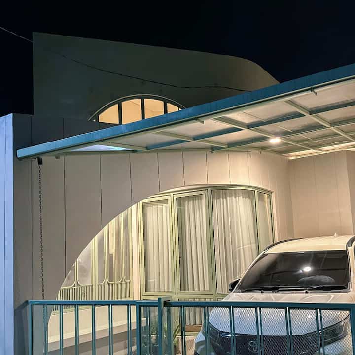 Night vibes at @zenhouse.id?

Penasaran gak sih? Hihi yuk deh langsung intip suasana rumah kami di malam ini. Karena emang mengusung tema “warm and homey” akhirnya memang seluruh lampu di @zenhouse.id warnanya warm white.

Sage dan ivory yang bertemu dengan warm white rasanya oke banget sih. Hihi

Ohya, karena emang bahasa arsitekturnya @zenhouse.id adalah lengkung, kami pun pilih tema lampu yang dekat dengan nuansa lingkaran maupun lengkung. Love it so much🖤🖤🖤

Semoga menginspirasi kamu yang lagi proses bangun rumah. Yuk tag temen kamu dan simpen info ini. Kali aja suatu saat nanti bermanfaat🥰✨

Salam sayang,
MinZen🌼

#LampuRumah #InspirasiRumah #NightVibe #homedeco #homeinspo #rumahminimalis #inspirasirumah #fasad #familyroom