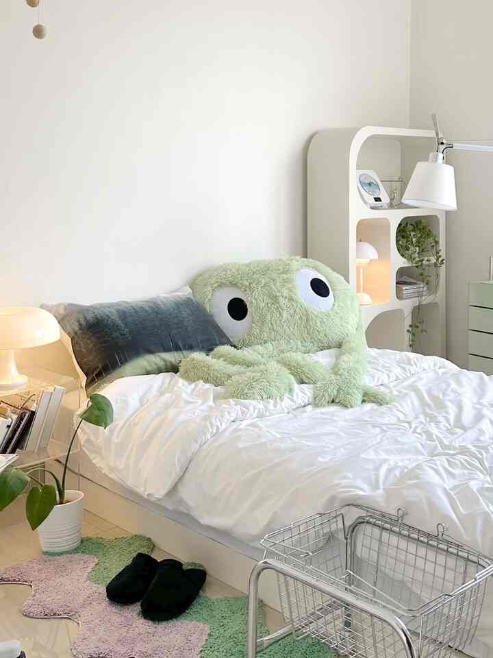 room material: ✨ low budget version ✨

saat aku mulai renovasi kamar, beberapa material bawaan dari developer seperti kusen hingga lantai granit masih aku gunakan karena masih berfungsi dengan sangat baik.

namun untuk material lainnya seperti dipan kasur yang saat ini aku gunakan merupakan hasil custom di pengrajin kayu di kotaku, mereka juga menjualnya secara online ✨

mengapa aku memilih custom karena lebih hemat budget dan sesuai dengan ukuran serta keinginan konsep dekor aku yaitu minimalis 👀

selain itu, material low budget lainnya adalah cat dinding yang aku gunakan, dengan mengubah cat dinding sebelumnya ke cat dinding warna terang suasananya seketika menjadi cerah dan terkesan luas ✨

untuk ruangan kamar tidurku berukuran 4x3 membutuhkan cat dinding sekitar 5kg + 2kg dari dulux catylac Chrysan White 44544 👀

#MaterialRenovasi
#MaterialMurah
#DipanKasur
#CatDinding
#BedroomStyling
#BedroomMakeover