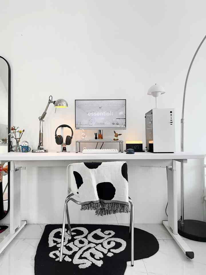 Desk Setup Inspo 🖥️
-
Meja kerja kita tidak lebih dari 3meter , untuk memaximalkan meja yang kecil ini kita membalut warna meja dengan stiker interior berwarna putih , memilih perabotan berwarna putih / warna yang mendekati, perlampuan wajib ada di meja kerja agar menambah keestetikaan suatu ruangan 

#mejakerja #desk #desksetup #monochrome #minimalis #homedecor #home #aesthetic #white #angkahouse
