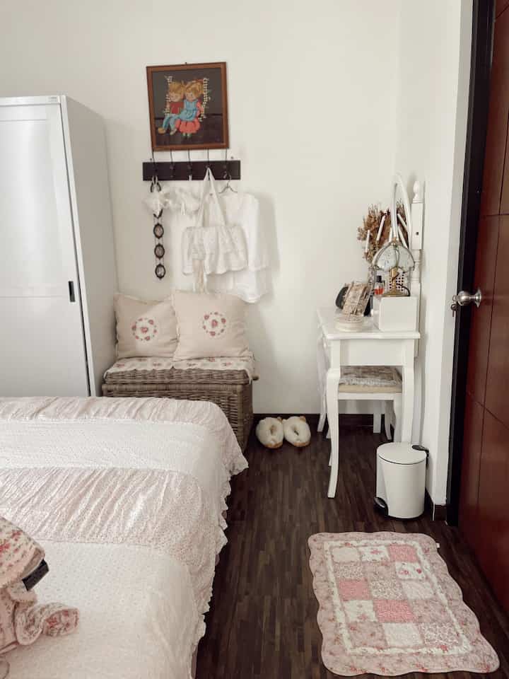 Mengawali hari dengan doa, semua harapan menjadi amin paling serius. Namun jika hari itu  belum mendapatkan yang diinginkan jangan bersedih 
Masih bisa menghirup udara, masih bisa makan, masih berjalan, tidur, itu juga merupakan kenikmatan 
Bersyukurlah…bersyukurlah…
#Idekamar
#cottagecorebedroom
#boxrotan
#Mejariasvintage
#kamartidur 
#Lemaripakaian
#Tempatlilin