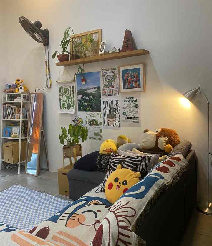 Tempat bersantai kami, penuh dengan poster, boneka dan bantal, agar bisa menonton tv dengan leluasa, tiduran. Sesantai itu kami memaknai rumah.🌱 #rumahku #ruangtamu 