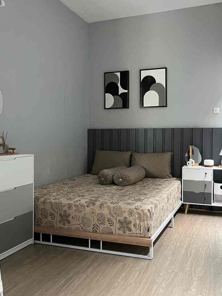 Meski kami belum memiliki anak, tapi kami sudah mempersiapkan kamar yang ramah anak yakni menggunakan ranjang/dipan rendah supaya kedepannya kalau punya anak sudah ga perlu memikirkan soal dipan karena khawatir anaknya rawan terjatuh lagi. Saat anak sudah agak besar baru kami persiapkan kamar khusus untuk anak dengan tema yang disukai si anak. 🫶

#TempatTidurRamahAnak #RumahRamahAnak #KamarAnak #MaterialEstetik #LantaiVinyl #WallTextureArt #DipanLesehan