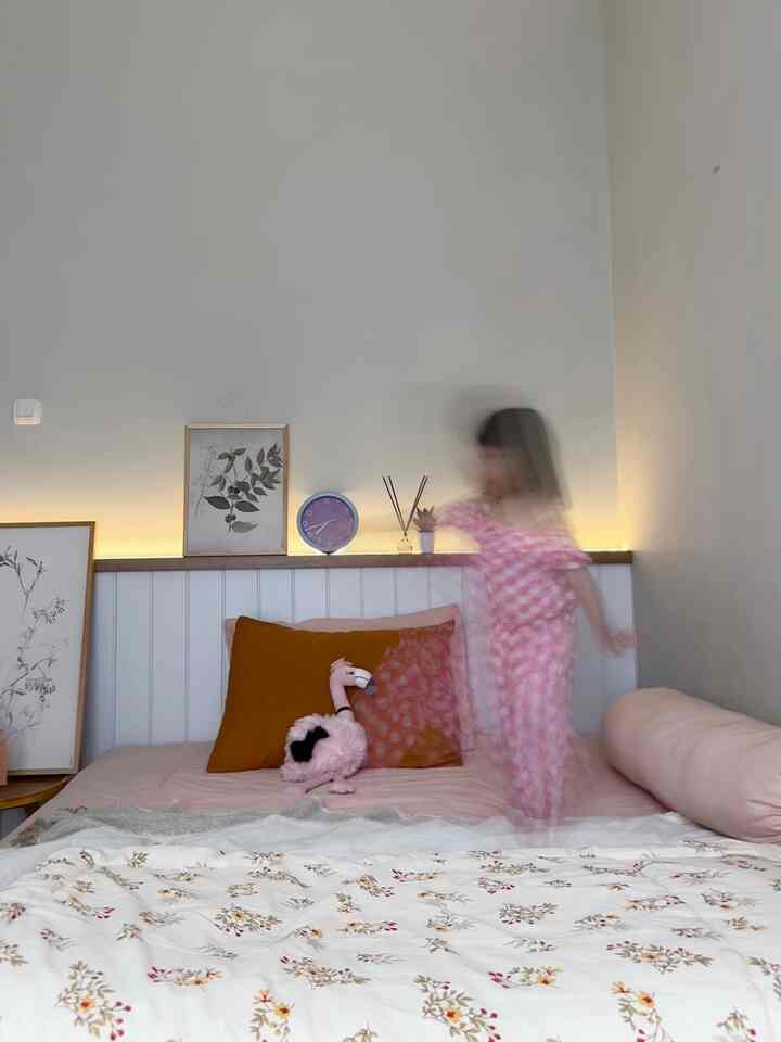 Berhubung aku punya anak kecil yg lagi aktif bgt, jadi perlu barang2 yg ramah anak. Nah ini dia furnitur ramah anak yang aku gunakan agar rumah terasa nyaman dan aman untuk si kecil💕

Ini dia sedikit tips dari aku:

• Menyediakan rak yang mudah diraih oleh anak untuk memajang hasil karyanya

• Tempat tidur berada di lantai/ketinggiannya rendah agar anak dapat turun dan naik dengan mudah. Bisa dengan menggunakan dipan rendah.

• Kotak mainan disediakan dalam bentuk kotak-kotak kecil agar mainan dapat dikelompokkan, dan anak tidak lelah membereskannya

#MejaBelajarAnak #WallpaperEstetik  #WallpaperDinding #WarnaCatRumah  #TempatTidurAnak  #DipanKasurAnak  #KotakMainanAnak  #LemariAnak 

