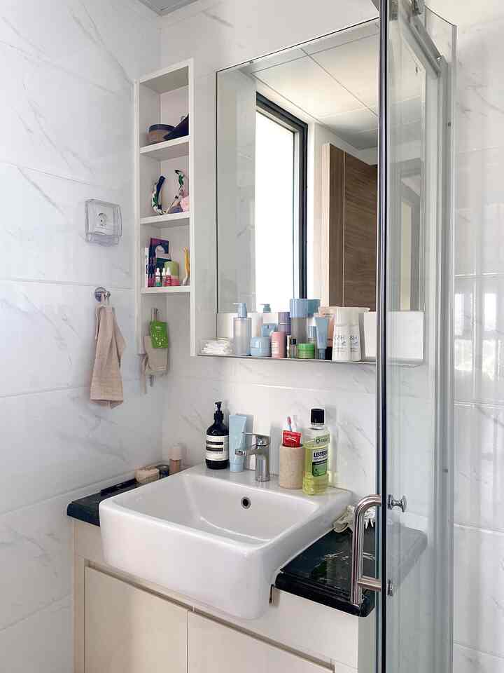 Pada postingan terakhir saya, saya berbagi tentang lantai estetik dengan SPC. Kali ini, saya ingin membahas tentang ubin keramik di kamar mandi saya, yang memiliki pola seperti marmer. Ubin ini sudah ada di apartemen saat saya membelinya, dan saya suka bagaimana ubin ini sangat cocok dengan gaya apartemen saya. Warna putih membuat kamar mandi terasa lebih cerah, dan pola marmernya menambahkan sentuhan kemewahan, bukan hanya ubin biasa. Jika Anda mencari ide renovasi kamar mandi, ubin berpola marmer patut dipertimbangkan!

#KeramikKamarMandi⁠ #MaterialEstetik #KeramikMarmer