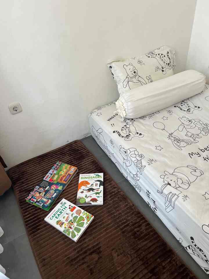 Material Ramah Anak ✨

Tbh, karena anak masih tidur dengan aku dan belum lulus sleep training jadi kamar ini masih polosan dan belum difungsikan seperti seharusnya. Tapi kasur lesehan kami pilih karena lebih aman untuk anak yang masih ada di tahap belajar tidur sendiri. Karpet anti slip di lantai aku pasang karena selain empuk juga aman untuk anak bermain dan belajar ✨

#TempatTidurAnak 
#KarpetKamarAnak
#KamarAnakLakiLaki
#KamarTidurAnak
#PlayRoomAnak
#RumahRamahAnak
