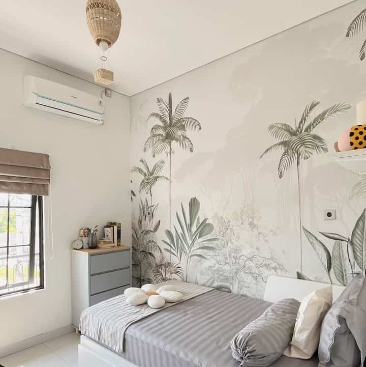 Kids Bedroom🤍

Kamar anak yang ukurannya menurut kami sudah cukup, agar yerlihat nyaman kami pilih furniture yang disesuaikan dengan ukuran kamar.

Rangka dipan kamar ini bisa di adjust jadi ukuran 160x200cm, memiliki sandaran agar lebih nyaman. 

Dipan inipun memiliki 2 laci yang cukup besar kami fungsikan untuk menyimpan pakaian/ mainan jadi lebih fungsional. 

Agar kamar anak terasa lebih nyaman, kita bisa pilih warna, ukuran yang sesuai dengan tema kamar & juga bisa menambahkan wallpaper l pada dinding🤍 

#MejaBelajarAnak #WallpaperEstetik #WallpaperDinding  #WarnaCatRumah #TempatTidurAnak #KamarAnakPerempuan #KamarTidurAnak
