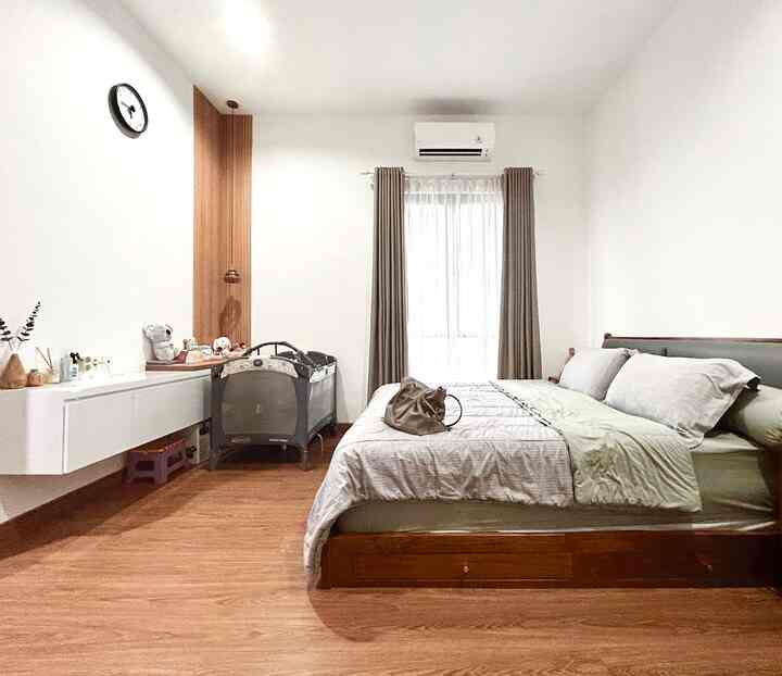 Definisi nyaman bagi kami yaitu dengan warna-warna warm tone. Contohnya terdapat pada area kamar utama dan tangga.

Warna ini diwakili dengan coklat natural kayu yang didapat dari penggunaan lantai spc, wall panel, serta furniture dan barang dekoratif yang terbuat dari kayu. Kami memilih spc karena lebih awet dibandingkan parket dan vinyl serta harganya yang masih terjangkau.

Elemen tambahan lainnya seperti lampu gantung juga menambah suasana nyaman dan juga estetik di malam hari. 

#MaterialLantai #Lantaispc #wallpanel #MaterialEstetik #Nyaman #RumahrasaVilla 