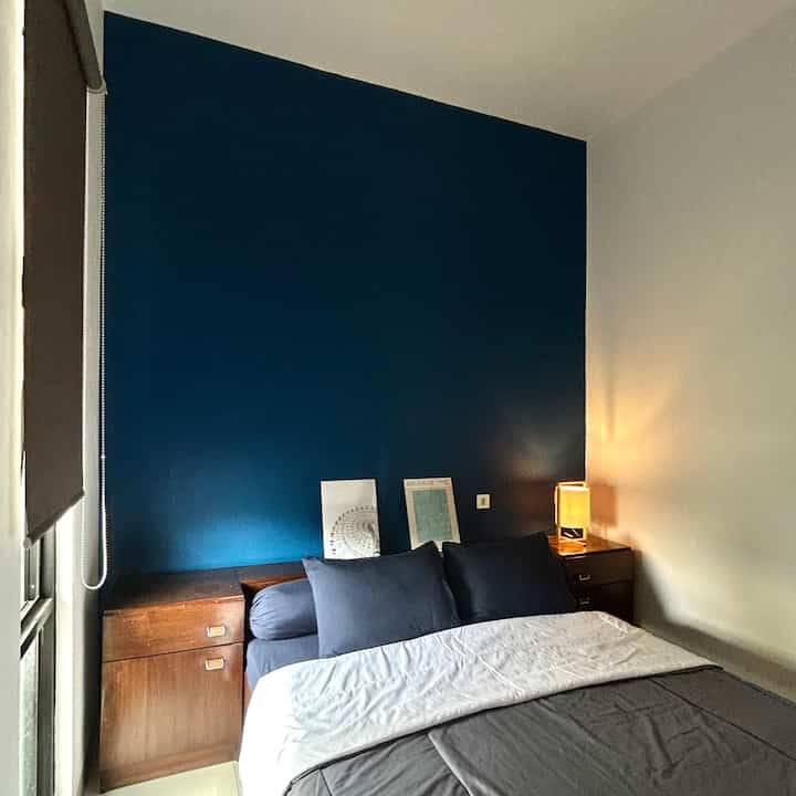 Kamar tamu ukuran 3x3,5 tidak terlalu besar tapi cukup untuk orangtua jika sedang berkunjung. Dipan dan kasur yang digunakan berasal dari rumah lama. 

Kombinasi warna yang berbeda dengan warna dark blue agar suasana berbeda dengan ruang lainnya. Elemen dekoratif sederhana seperti poster dan lampu meja kami tambahkan untuk estetika dan ambience ruang.

#KamarTamu #InspirasiDesain #Rollerblind #NaturalLight #FurnitureLama 