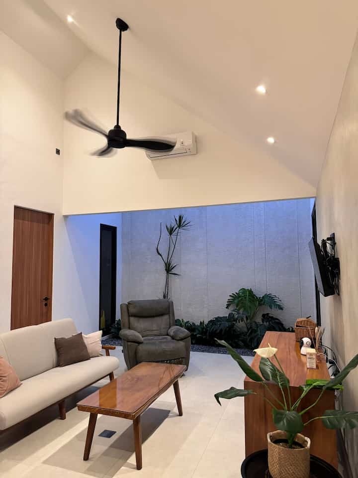 Suasana malam di living room, dengan taman indoor sebagai penghijauan alami didalam rumah dan jadi tempat sehari-hari kumpul sama keluarga kecil ✨ 
#livingroom #interiorlivingroom #ruangtv #tamanindoor