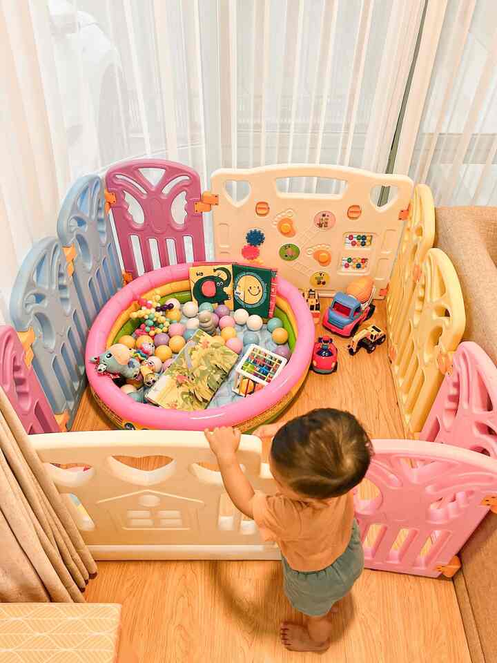 [Cara Bikin Anak Betah di Rumah]

Dalam membangun @zenhouse.id, kami memang mempertimbangkan material dan furniture yang ramah anak. Sebab ghaizan sendiri sudah terlibat sejak pertama kami memikirkan desain dan fungsi dari tiap ruang di @zenhouse.id🥰😍 jadi gimana caranya biar kami bisa bangun rumah yang bikin anak betah🫶🏻

Untuk material lantai, kami sengaja menggunakan lantai vynil dengan mempertimbangkan nanti ketika ghaizan belajar jalan ga terlalu licin. Lalu, ghaizan sendiri ternyata suka melantai dan uniknya, vynil ini ga terlalu dingin jadi masih aman misal ghaizan tbtb tiarap di lantai wkwkwk
Kode yang kami pakai Vynil Taco - Cherry Afromosia yaa keluarga @zenhouse.id🌼

Lalu memang di ruang keluarga ada space dengan leveling berbeda yang ditujukan buat jadi musholla kecil, namun emang belum kami kasih kisi-kisi sehingga sekarang malah dialokasikan jadi mini playground buat ghaizan. Beberapa mainan favorit ghaizan juga selalu ada di “zona ghaizan” agar anaknya makin nyaman dan happy🥰 sirkulasi udara juga lumayan terjaga dg adanya jendela yang bisa kami swing ke arah luar maupun dalam. Btw banyak yg nanya material kusennya apa, ini dari besi yaa keluarga @zenhouse.id🫶🏻

Selain itu, menyadari bahwa anak kami super aktif, kami pun memasang pembatas kasur dari Kisubo yang seenggaknya bisa jadi pembatas agar ghaizan gak sampe glundung ke bawah pas lagi bobo. Ya walau di sisi lain kadang pas anaknya melek malah dijadiin mainan, tapi dia lumayan berfungsi pas ghaizan bobo🤭😂🙏🏻 

Di kamar, ada juga drawer ramah anak dari Informa sebagai hadiah ultah yang pada akhirnya jadi latihan ghaizan mengambil dan menyimpan barang🥰

Semoga pilihan material dan furniture kami bisa menginspirasi ya! Jangan lupa ketuk product tag untuk info lebih lengkap🤗🤗🤗

Save and share ke temen kamu yang membutuhkan infonya!

#playroomanak #materialramahanak #furniturramahanak #lemarianak #fenceanak #miniplaygroundanak #rumahminimalis #bikinanakbetahdirumah