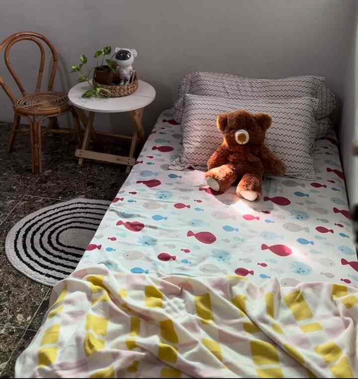 Material dan furnitur ramah anak yang aku gunakan agar di PearlHouse terasa nyaman dan aman untuk si kecil, pada slide pertama aku sengaja tidak menggunakan dipan untuk kasur agar mengurangi resiko anak jatuh saat tidur, untuk material rumah pun aku menggunakan cat yang bisa di hapus apa bila ada coretan-coretan anakku, aku juga pakai furniture yang looks nya estetik tapi tetap multifungsi seperti rak rotan untuk simpan mainan anak-anak, setiap sudut PearlHouse nyaman untuk anak-anak, mereka bisa sarapan di teras belakang teras depan dan aku juga menggunakan tableware berbahan kayu dan plastik untuk anak-anak, yang terakhir futnitur seperti meja makan buffet aku sengaja memilih yang ujung nya tidak lancip untuk mengurangi resiko anak-anak terluka apa bila terjeduk✨

#kasuranak #catramahanak #warnacatrumah #lemarirotan #piringkayu #mejamakan #buffettv
