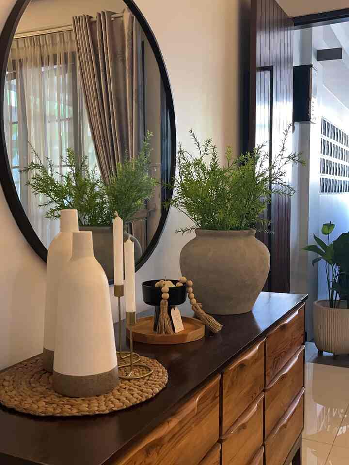 

Foyer yang di decor dengan cermin hitam berukuran 100cm dan buffet kayu jati warna walnut P180xL50xT90cm di tambah vase bunga serta bunga artificial dan beberapa pernik lain.


#Foyer
#Foyerstyling
#Homedecor
#Decorlowbudget
#nrdhouse
#Tangsel
