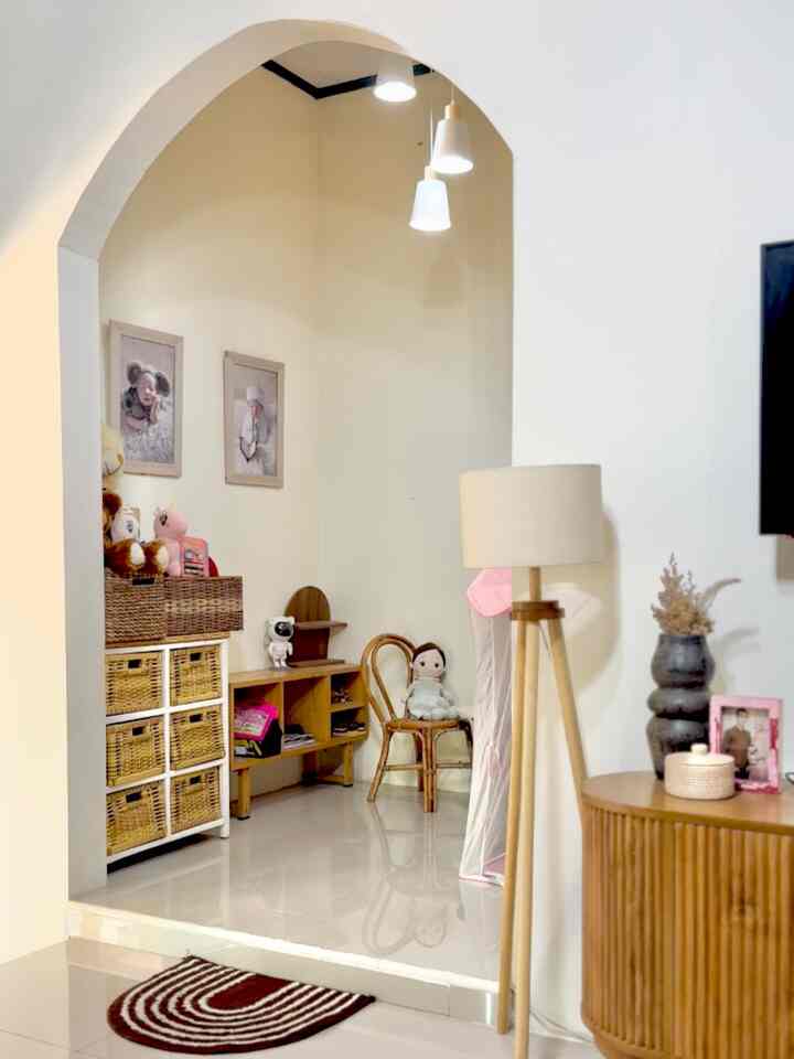 Ruang Main anak di PearlHouse
Aku sengaja bikin tempat anak-anak bermain di rumah, biar mengurangi mainan berantakan dimana-mana, ruangan ini tepat di depan ruang tv jadi aku bisa bersantai sambil tetap mengawasi anak-anak bermain, semoga menginspirasi ✨

#ruangmainanak #rumahramahanak #tendaanak #mainananak #kamaranakcewe #rumahestetik #lampugantungnordic