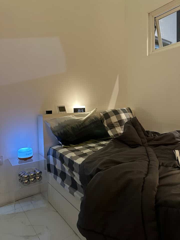 Materials Simple tapi bikin Estetik 🤍
-
• cat putih membuat nuansa ruangan luas ( cocok buat yang kamarnya sempit )
• nakas akrilik menambah estetika bertema minimalis ( membuat benda nampak melayang )
• kap lampu awalnya berwarna stainless kita cat kembali dengan warna putih biar serasi sama ruangan 
• plafon gypsum warna putih nampak simple dan lebih luas 
• divannya custom dengan bahan kayu dilapisi cat deco putih 


#MaterialEstetik #WarnaCatRumah #PlavonGypsum #DivanEstetik #GranitEstetik #angkahouse #home #homedecor 

 