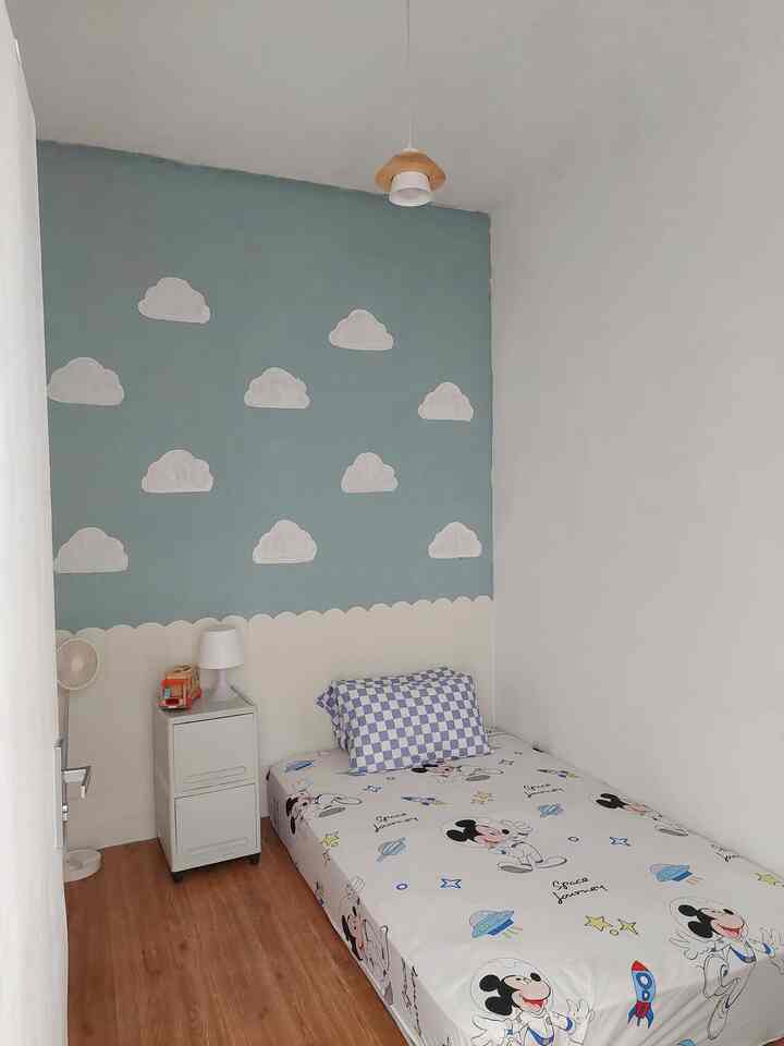 Kids Bedroom 👦🏻

Kamar Anak dirumah kami ukurannya memang sedikit mungil yaitu 2,5m x 3m (masih bawaan developer). 

Agar kamar anak tidak terkesan sempit kami sepakat memang tidak menyimpan banyak furniture dikamar anak agar anak masih memiliki space untuk bermain.

Beberapa furnitur dan dekorasi material juga kami memutuskan untuk memilih yang ‘Ramah Anak’. 

Dimulai dari dekorasi Dinding, kami memilih cat dari jotun dengan kode warna ‘Holly Glen’ ditambahkan dengan Wallfoam yang dibentuk seperti pagar, juga tak lupa menggambar awan dengan menggunakan cat jotun ‘white’ dan hanya disalah satu dinding saja agar ruangan tidak terkesan sempit dan gelap.

Selain itu karena anak kami masih balita, kami memutuskan menggunakan kasur berukuran 120mx200m agar ruang gerak tidur anak luas walau hanya sendiri. Tak lupa untuk lantai kami memutuskan menggunakan karpet lantai vinyl agar aman bagi anak (tidak terdapat sambungan agar tidak melukai anak).

Terakhir furniture ramah anak yang kami pilih adalah lampu tidur ‘Lampan’ dari IKEA yang memang berbahan plastik ringan dan aman walau terjatuh kelantai (tidak mudah pecah).

Berikut beberapa spall - spill furniture dan dekorasi kamar anak yang ramah anak dirumah kami agar si kecil terasa nyaman dan aman didalam kamar. Kalau dirumah kalian apa aja?

#WallpaperDinding
#WarnaCatRumah
#TempatTidurAnak
#RumahRamahAnak
#KamarTidurAnak
#KamarAnakLakiLaki
#KamarBalita
#KamarTidurMungil
#WallFoam
#KarpetLantaiVinyl
#LampuTidur
#KipasAnginEstetik

