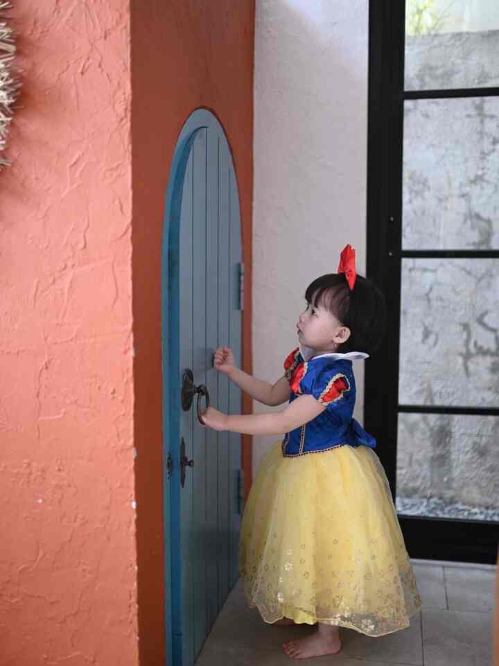 Saat pembangunan Casa de Likan, kami sudah memutuskan untuk membangun rumah yang harus ramah anak, selain menggunakan cat yang terbaik dengan warna warna cerah agar sensorik anak terbentuk dengan baik, dan tentu harus anti toxic dan mudah dibersihkan, kami membuat satu ruang mini berpintu kecil seperti rumah hobbit, yang di luar terlihat sangat cantik namun didalam nya berisi perkakas taman yang berbahaya, gas, galon, sapu , pel dll.. agar tidak bisa terjagkau oleh anak2 (pintunya sengaja kami buat sulit di buka) .

#RumahRamahAnak
#WarnaCat
#PlayRoomAnak
#CatRamahAnak
#moroccanmediterranean 
#moroccan
#mediterranean 
#homedecoinspo 
#rumahmoroccanmediterranean
#rumahmediterranean 
#rumahbandung 
#tropical