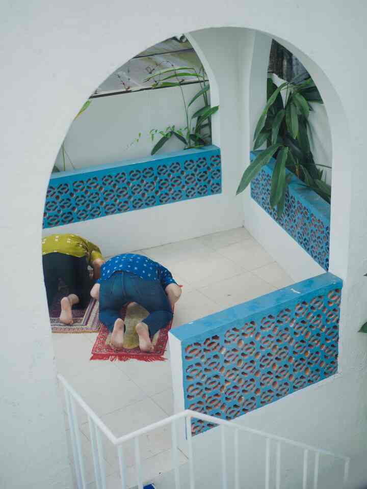 Sebagai keluarga muslim, tentu kami ingin memiliki tempat khusus yang nyaman dan indah untuk beribadah, maka saat pembangunan Casa de Likan, kami membuat prayer room/ mushola di atas gudang di taman belakang, dengan design yang cantik, pemandangan taman yang indah dan udara Bandung yang nyaman, kami selalu menikmati waktu beribadah di mushola ini.

Untuk berwudhu kami manfaatkan tiang lampu taman sebagai tempat keran berwudhu, jadi tidak nampak seperti kran saja, dan agar tidak becek  dan kotor, kami simpan batu batu alam putih yang airnya nanti akan terserap langsung ke tanah.

Dirumahmu apa ada prayer room tetangga online? sharing ceritanya disinu yuk ❤️


#PrayerRoom
#InspirasiMushola
#InspirasiPrayerRoom
#Roaster
#TamanBelakang
#moroccanmediterranean 
#moroccan
#mediterranean 
#homedecoinspo 
#rumahmoroccanmediterranean
#rumahmediterranean 
#rumahbandung 
#tropical