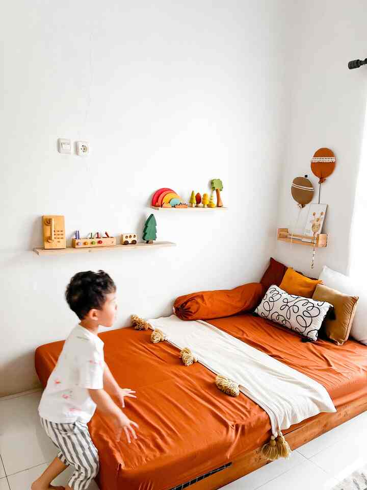 Menciptakan kamar anak yg nyaman dan aman memang ga bisa sembarangnya , harus aware sama property dan material yg safety untuk anak , di mulai dari bantal yg materialnya empuk, matras yg anti slip dan cat tembok yg mainan2 anak yg aman untun kulit anak . Selain itu dipan kasur di kamar alfa ini di buat rendah agar anak jika terguling tidak terlalu sakit, untuk material karpet yg kami gunakan jg tentunya yg anti slip agar anak nyaman saat bermain di kamar . 
#tempatiduranak #bantaldacron #rumahramahanak #kamaranaklakilaki #playroomanak #kamarbayi #rakmainan